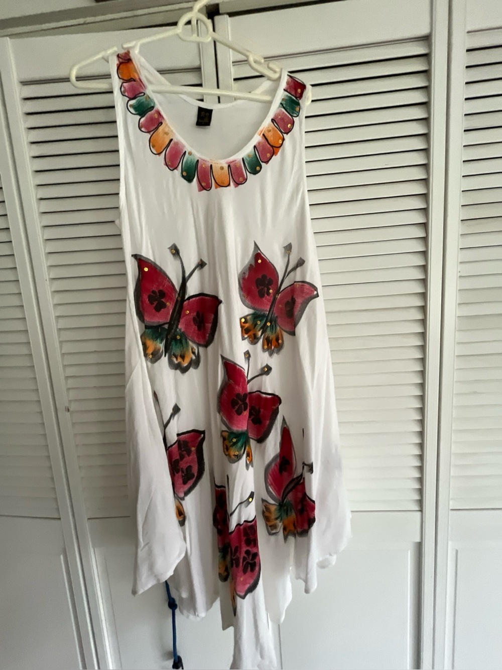 Source Unknown White Sleeveless Tunic with Pink Butterfly Motif